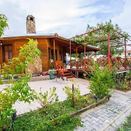 Sweetwater Guesthouse, Coastal Village Cabin *